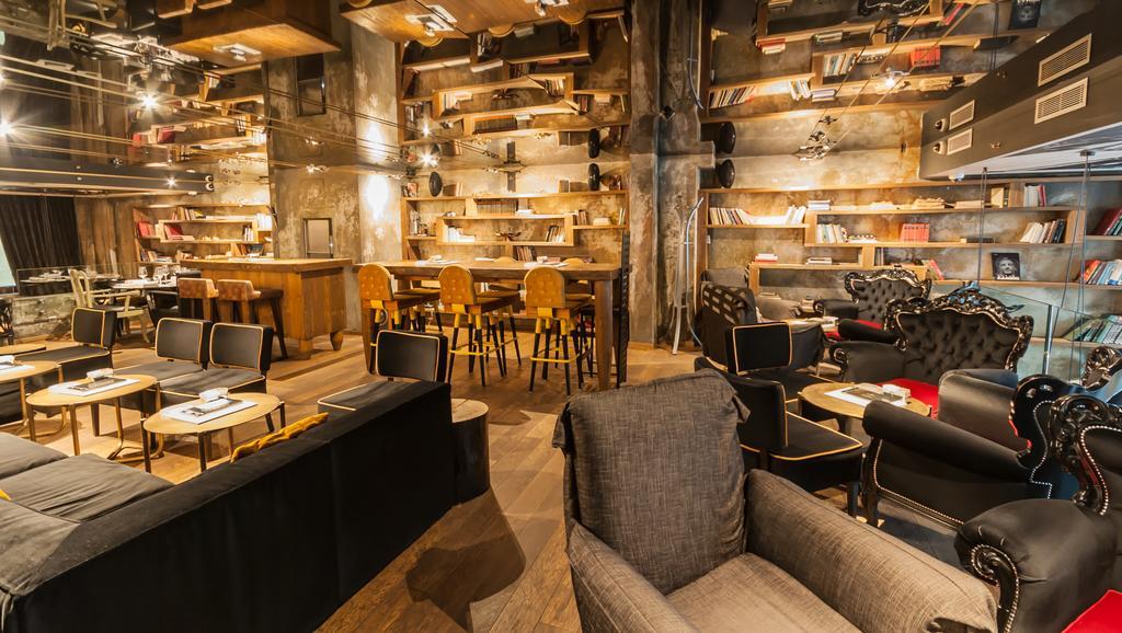 فندق هميرا بودغوريتْسا المظهر الخارجي الصورة Interior of a Starbucks Reserve store in Milan, Italy