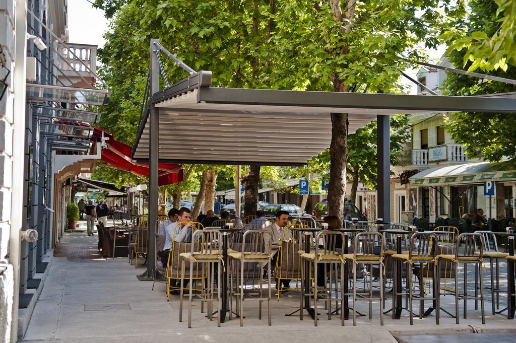 فندق هميرا بودغوريتْسا المظهر الخارجي الصورة A café in the city centre