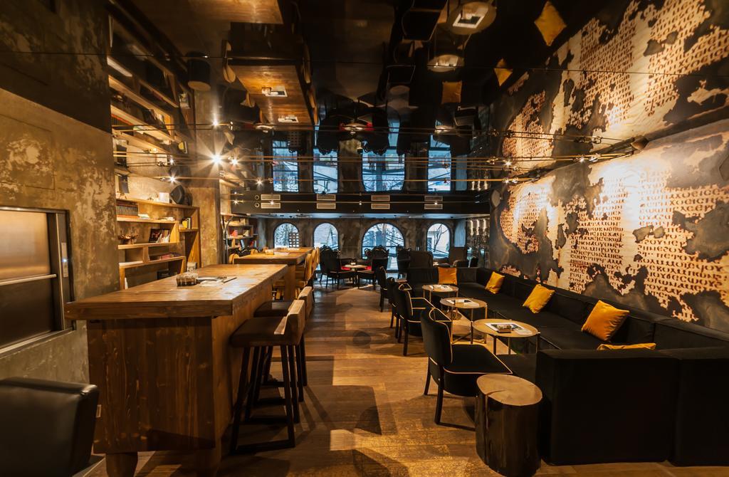 فندق هميرا بودغوريتْسا المظهر الخارجي الصورة Interior of a Starbucks Reserve store in Seoul, South Korea