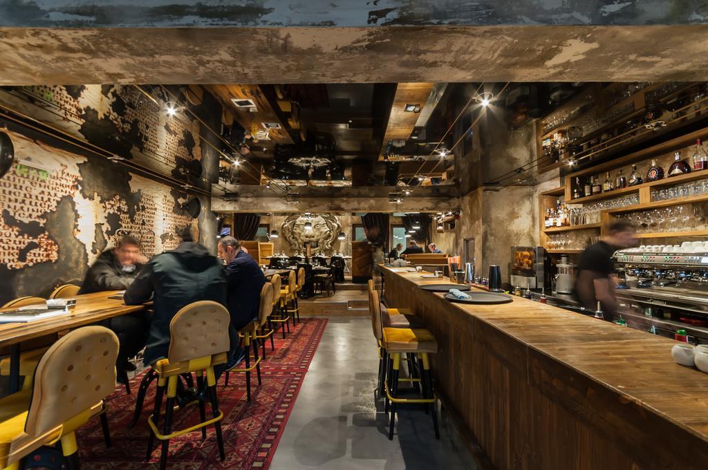 فندق هميرا بودغوريتْسا المظهر الخارجي الصورة Interior of a Starbucks Reserve store in Milan, Italy