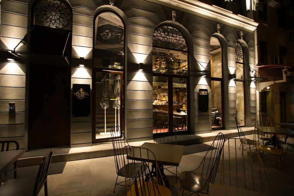 فندق هميرا بودغوريتْسا المظهر الخارجي الصورة The restaurant in 2012