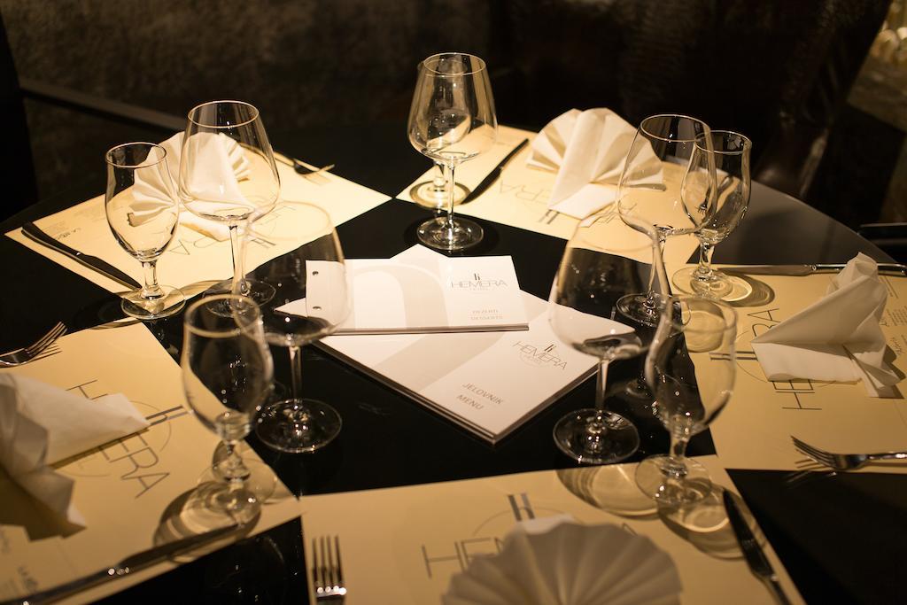 فندق هميرا بودغوريتْسا المظهر الخارجي الصورة A table set for a wine tasting
