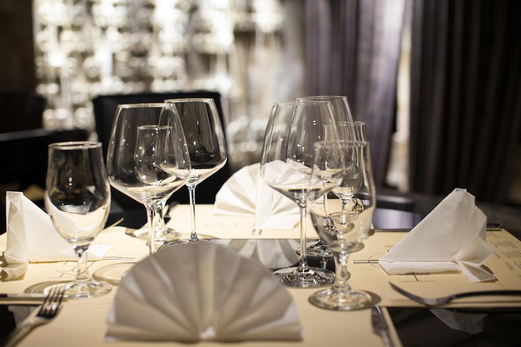 فندق هميرا بودغوريتْسا المظهر الخارجي الصورة A table set for fine dining