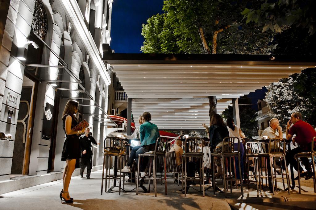 فندق هميرا بودغوريتْسا المظهر الخارجي الصورة The bar at the Hotel Excelsior