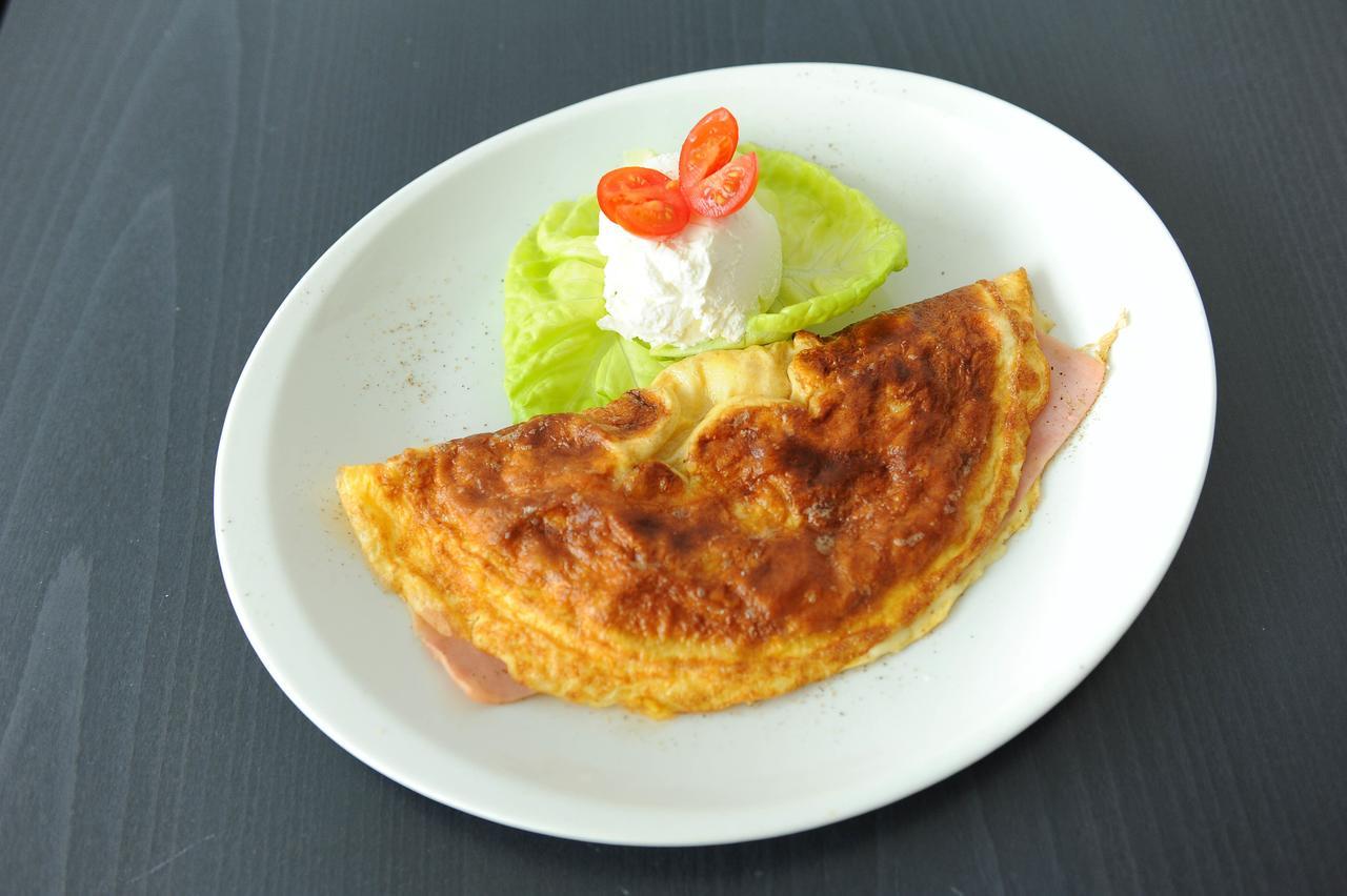 فندق هميرا بودغوريتْسا المظهر الخارجي الصورة An omelette with ham and cheese